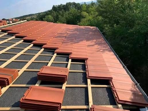 Полагане на нови керемиди върху хидроизолационна мембрана